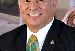 ESTUDIANTES DE LA UAEM TUNDEN A MANUEL HERNÁNDEZ LUNA