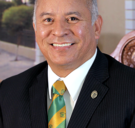 ESTUDIANTES DE LA UAEM TUNDEN A MANUEL HERNÁNDEZ LUNA