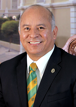 ESTUDIANTES DE LA UAEM TUNDEN A MANUEL HERNÁNDEZ LUNA