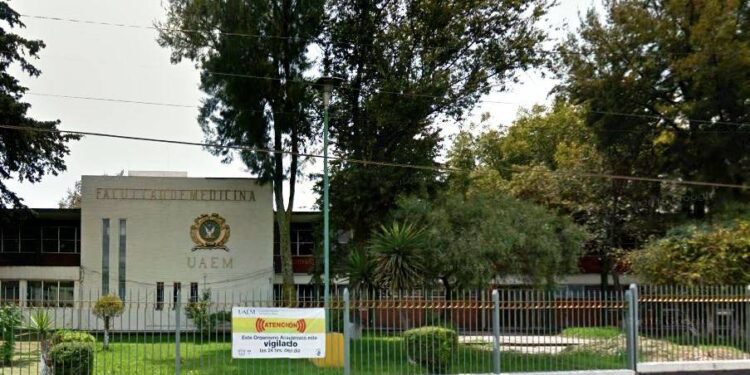 LE DAN CUELLO A GONZÁLEZ VARGAS, CATEDRÁTICO DE LA FACULTAD DE MEDICINA DE LA UAEM