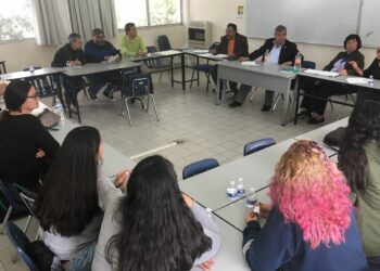 Universitarios forman frente común contra rectora