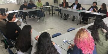 Universitarios forman frente común contra rectora