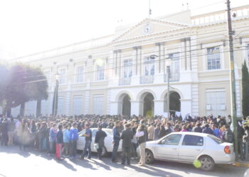 Retraso en títulos es por escaso tiempo del rector y «falta de papel»: estudiante