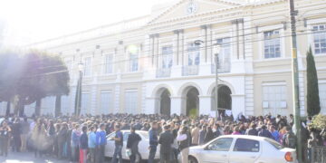 Retraso en títulos es por escaso tiempo del rector y «falta de papel»: estudiante