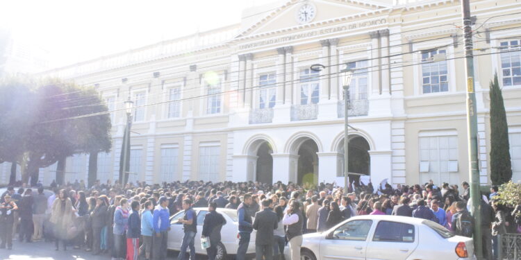 Retraso en títulos es por escaso tiempo del rector y «falta de papel»: estudiante