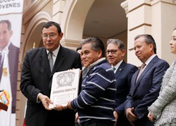 Por situación financiera Rector pide coperacha a egresados