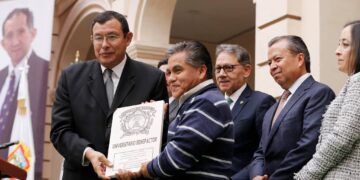 Por situación financiera Rector pide coperacha a egresados