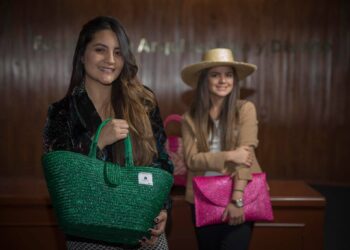 Universitarias saltan de la clase al negocio con artesanías de Acambay