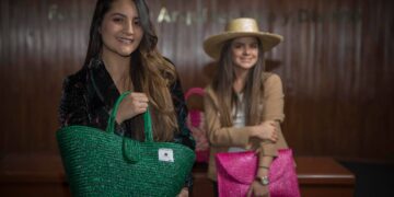 Universitarias saltan de la clase al negocio con artesanías de Acambay