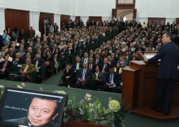 Niega UAEM haber condecorado a César Camacho Quiroz