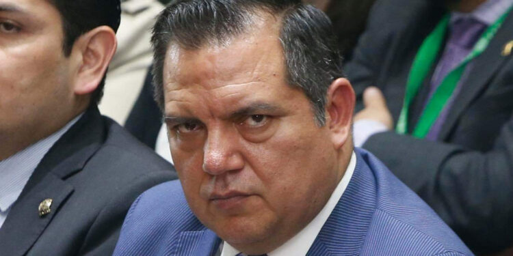 En resumen, Jorge Rogelio Zenteno Domínguez pudo estar incurriendo en faltas administrativas graves como omisión en el ejercicio de funciones, negligencia, falta de transparencia y rendición de cuentas, e incumplimiento de obligaciones legales.