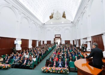 El rector entregó nombramientos de definitividad a 117 Profesores