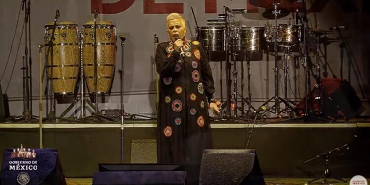 Eugenia León canto al Presidente y al Pueblo de México «La Paloma» en una nueva versión