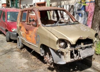 Piden retirar vehículos abandonados en la vía pública