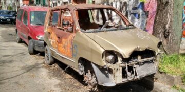 Piden retirar vehículos abandonados en la vía pública