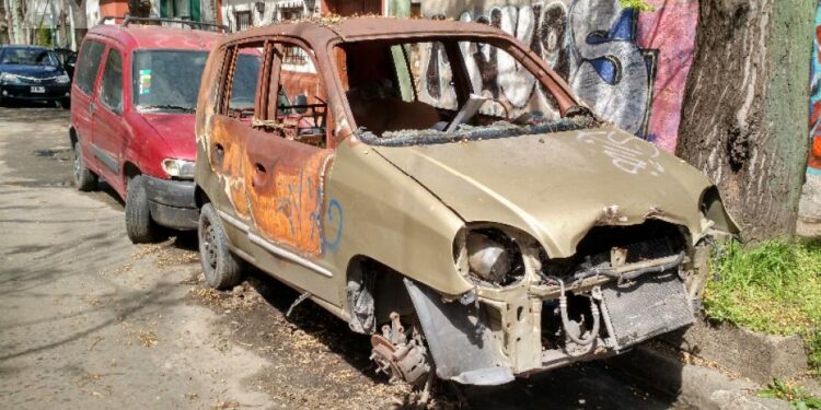 Piden retirar vehículos abandonados en la vía pública