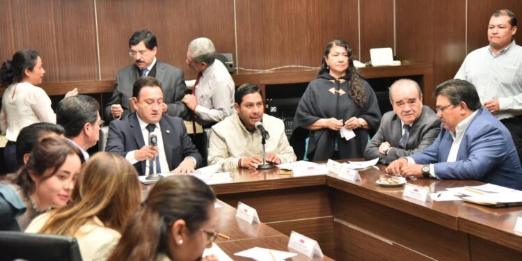 Senadores, diputados y miembros de un partido político podrían aspirar al cargo de auditor superior