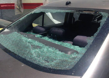 Agravan penas de prisión por robo de autos estacionados y cristalazos