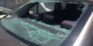 Agravan penas de prisión por robo de autos estacionados y cristalazos