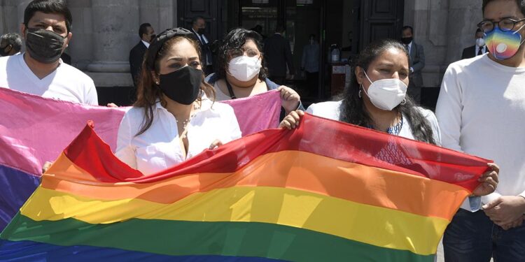 Hasta 3 años de prisión a quien obligue a otra persona a recibir terapias de conversión sexual