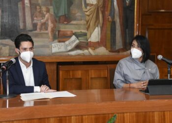 María Luisa Mendoza Mondragón y el diputado José Couttolenc Buentello