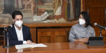 María Luisa Mendoza Mondragón y el diputado José Couttolenc Buentello