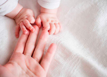 Proponen hasta 45 días de permiso por paternidad para promover la equidad laboral