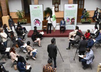 Dialogan con jóvenes sobre acceso a vivienda y empleo