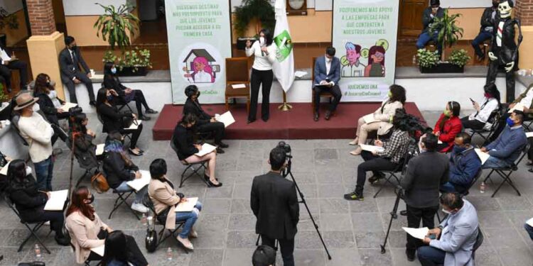 Dialogan con jóvenes sobre acceso a vivienda y empleo