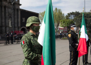 Participan Anaís Burgos y Maurilio Hernández en ceremonia del Día de la Bandera