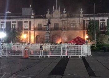 Grupo Radical Indómitas queman fachada de Legislatura local