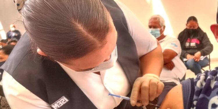 Vacunas anti Covid-19 para reducir gravedad en  jóvenes