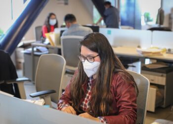 Ante prolongado tiempo frente a la computadora, necesario reforzar hábitos saludables