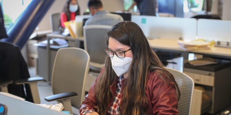 Ante prolongado tiempo frente a la computadora, necesario reforzar hábitos saludables