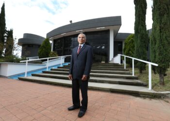 Eduardo Cruz, combina tareas de mantenimiento y bibliotecario