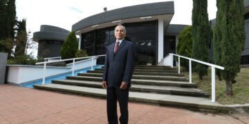 Eduardo Cruz, combina tareas de mantenimiento y bibliotecario