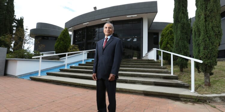 Eduardo Cruz, combina tareas de mantenimiento y bibliotecario