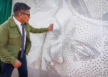 Carlos Badillo crea mural en Economía con monedas