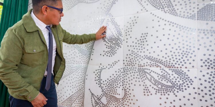 Carlos Badillo crea mural en Economía con monedas