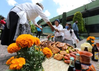 Ofrenda otomí de Día de Muertos en la Facultad de Antropología.