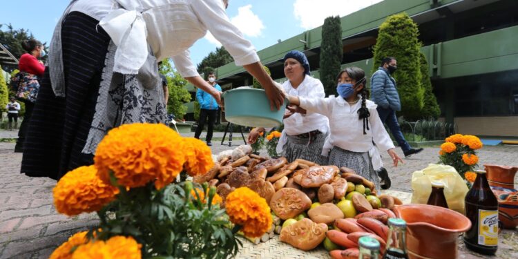 Ofrenda otomí de Día de Muertos en la Facultad de Antropología.