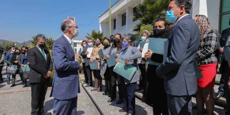 Rector entrega definitividades a 61 docentes