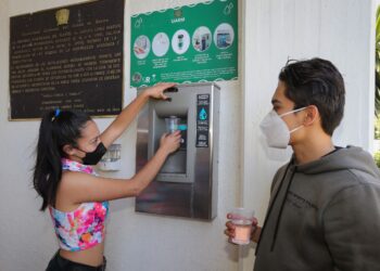 Estrena UAEM estaciones de llenado de botellas de agua purificada
