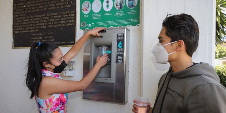 Estrena UAEM estaciones de llenado de botellas de agua purificada