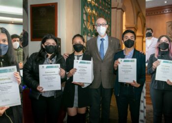 Entregan becas “Benito Juárez” a estudiantes