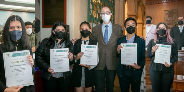 Entregan becas “Benito Juárez” a estudiantes