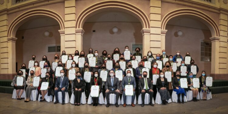 La UAEM galardonó a 75 trabajadores administrativos