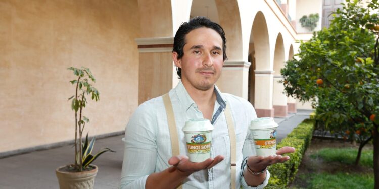 Egresado de la UAEM emprende con hongos comestibles y medicinales