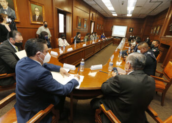 estudiantes y autoridades