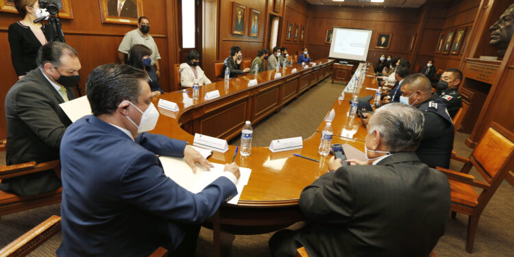 estudiantes y autoridades